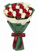 Букет Микс из красных и белых роз в Канглах