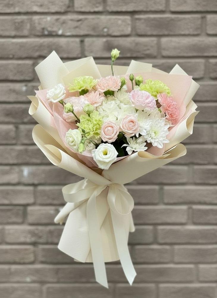 Букет цветов из: Гвоздики, Розы, Лизиантусы и Хризантемы в Канглах