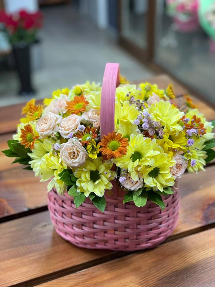 Цветочная композиция из Хризантемы и Розы в корзине в Канглах