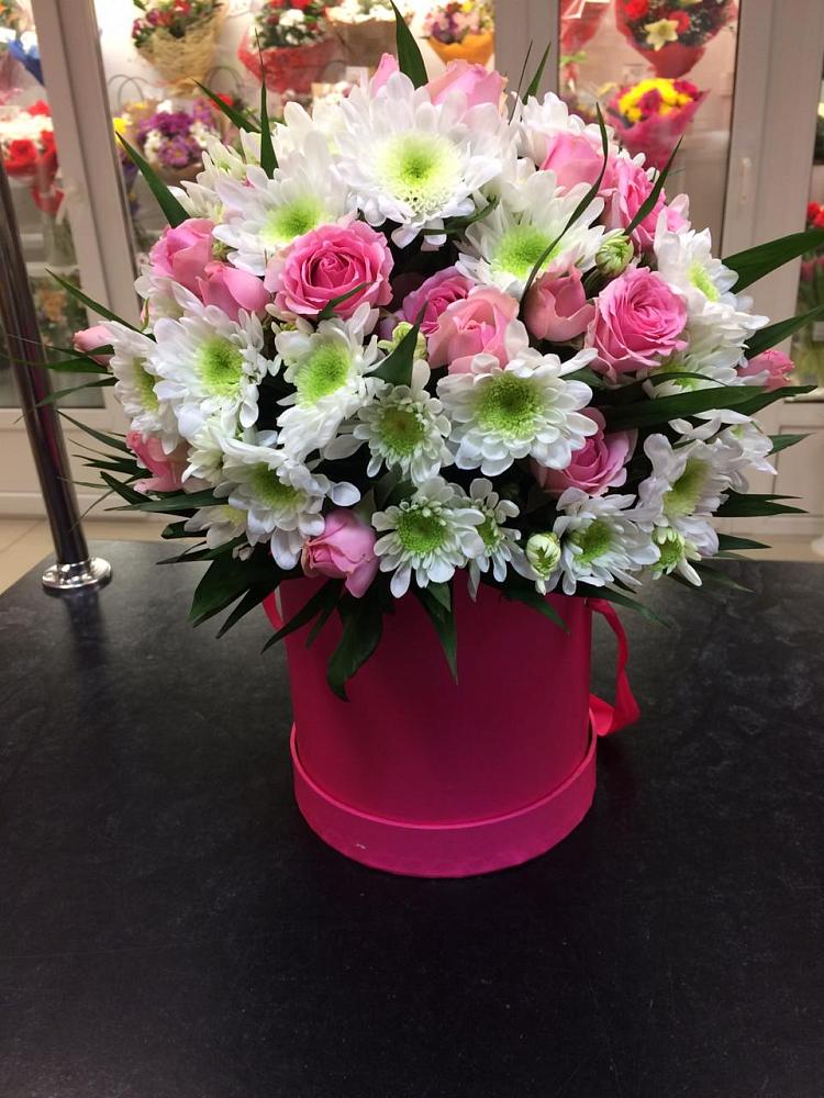 Цветочная композиция из Розы и Хризантемы в шляпной коробке в Канглах