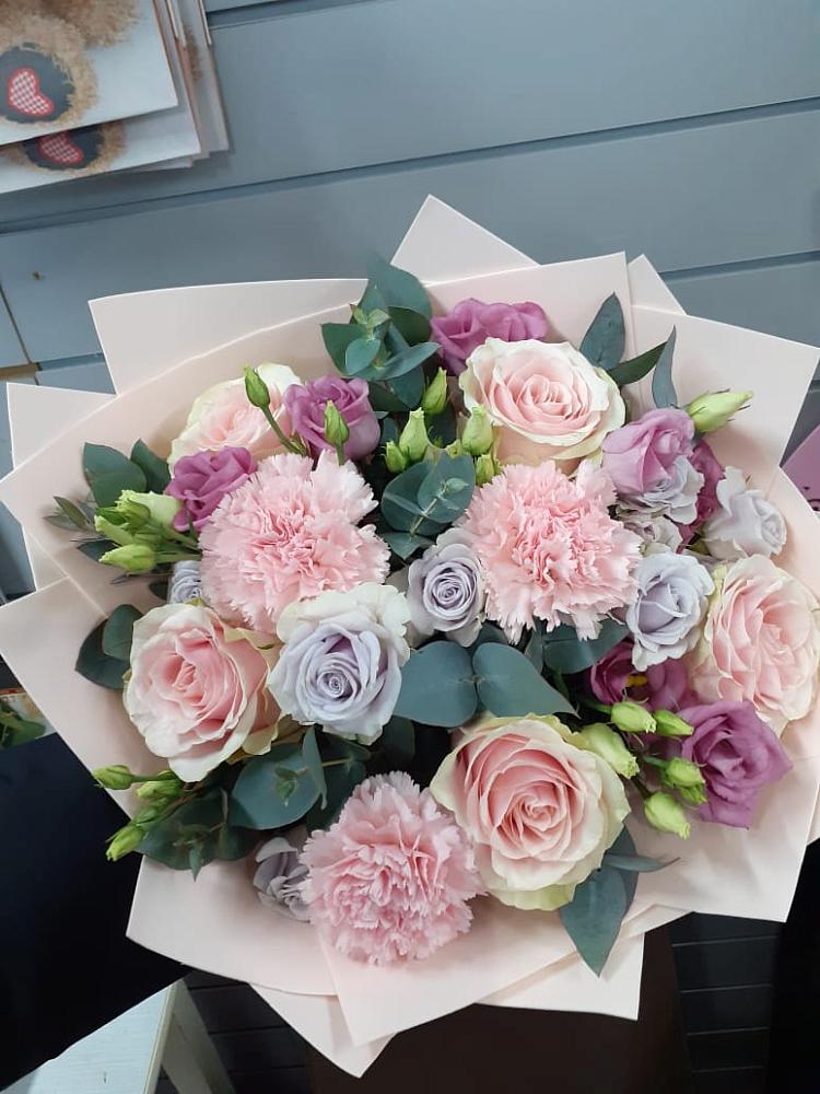 Букет цветов из: Розы, Гвоздики и Лизиантусы в Канглах